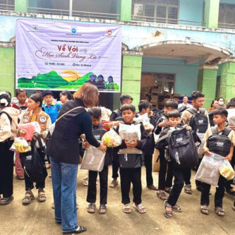 Ho Chi Minh City Education Magazine: Viet Sunrise Plastic JSC Donates 200 Backpacks to Students in Flood-Affected Gia Lai – Supporting the Trust to School