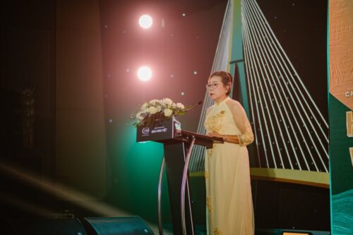 Bà Lý Thị Phi Loan, Chủ tịch Hội đồng quản trị Công ty Cổ phần Nhựa Bình Minh Việt phát biểu tại hội nghị
